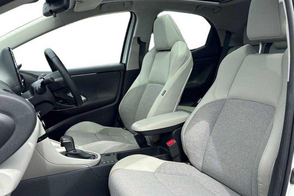 Toyota Yaris 1.5 Hybrid Excel Cvt FV23GKU White #6