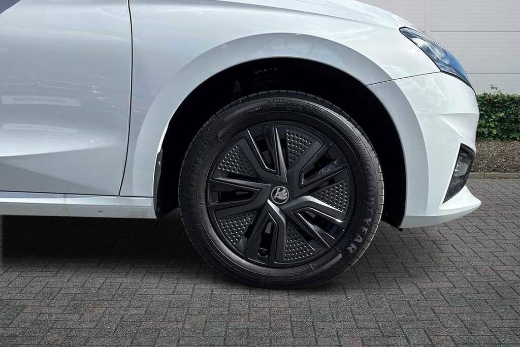 Skoda Fabia 1.0 Tsi 116 Design Edition KP75ADZ White #5