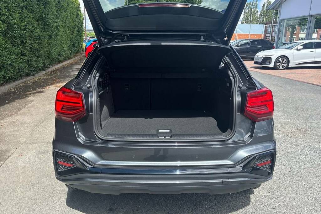 Audi Q2 35 Tfsi Black Edition S Tronic VE24FRR Grey #2