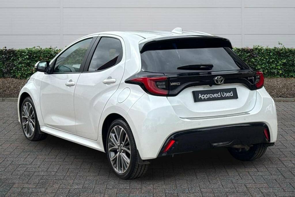 Toyota Yaris 1.5 Hybrid Excel Cvt White #2
