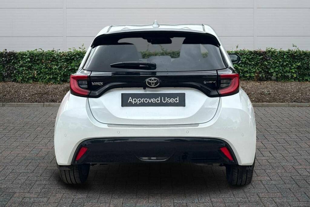 Toyota Yaris 1.5 Hybrid Excel Cvt White #4
