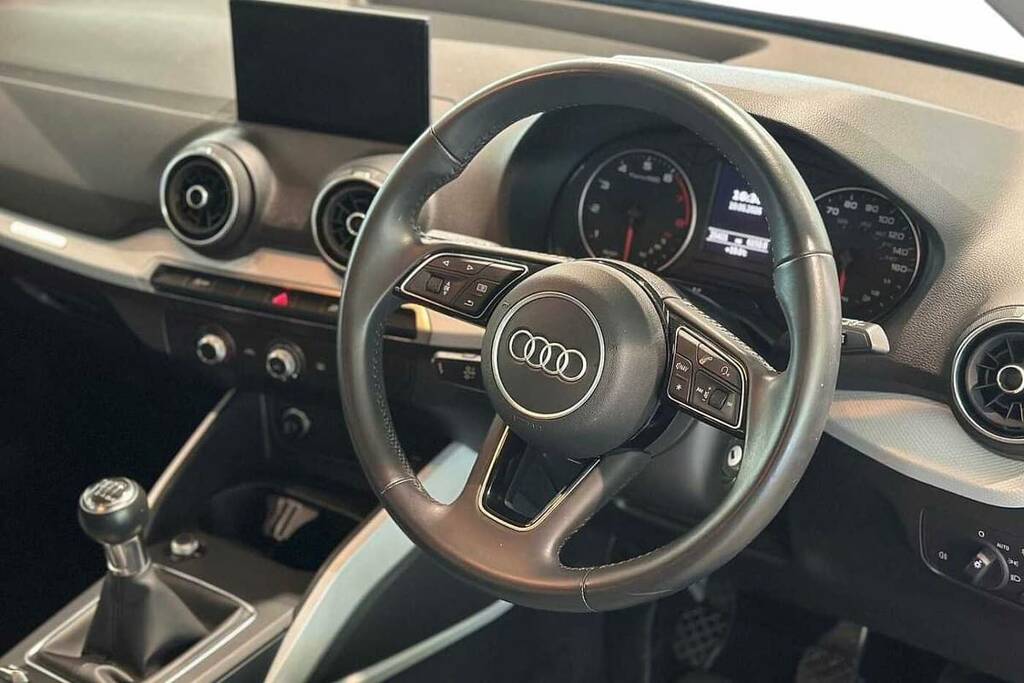 Audi Q2 35 Tfsi Technik Black #6