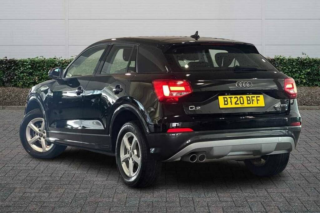 Audi Q2 35 Tfsi Technik Black #3