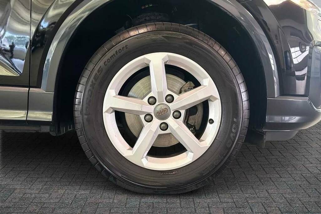 Audi Q2 35 Tfsi Technik Black #5