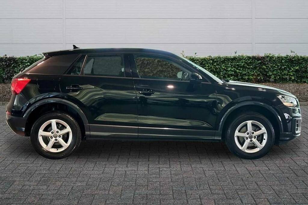 Audi Q2 35 Tfsi Technik Black #4
