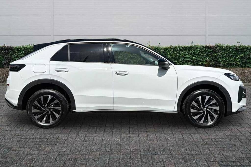 Volkswagen T-Roc 1.5 Etsi 150 Life Dsg FH26EGV Black #4