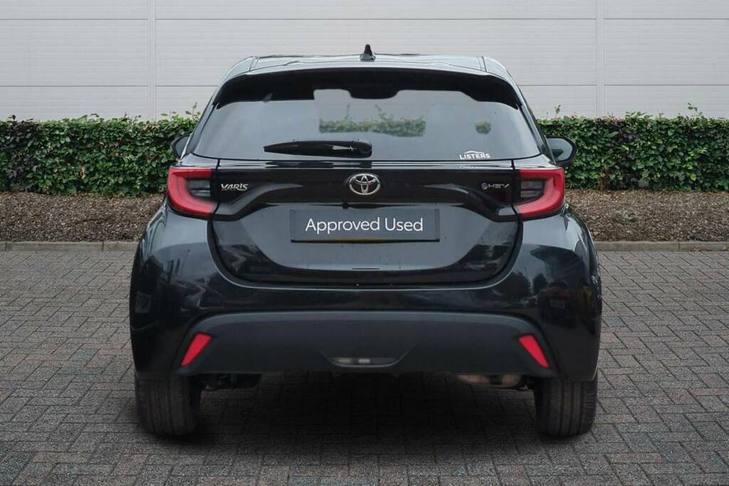 Toyota Yaris 1.5 Hybrid Design Cvt Black #4