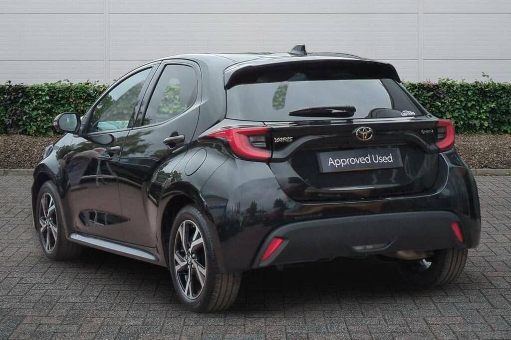 Toyota Yaris 1.5 Hybrid Design Cvt Black #2