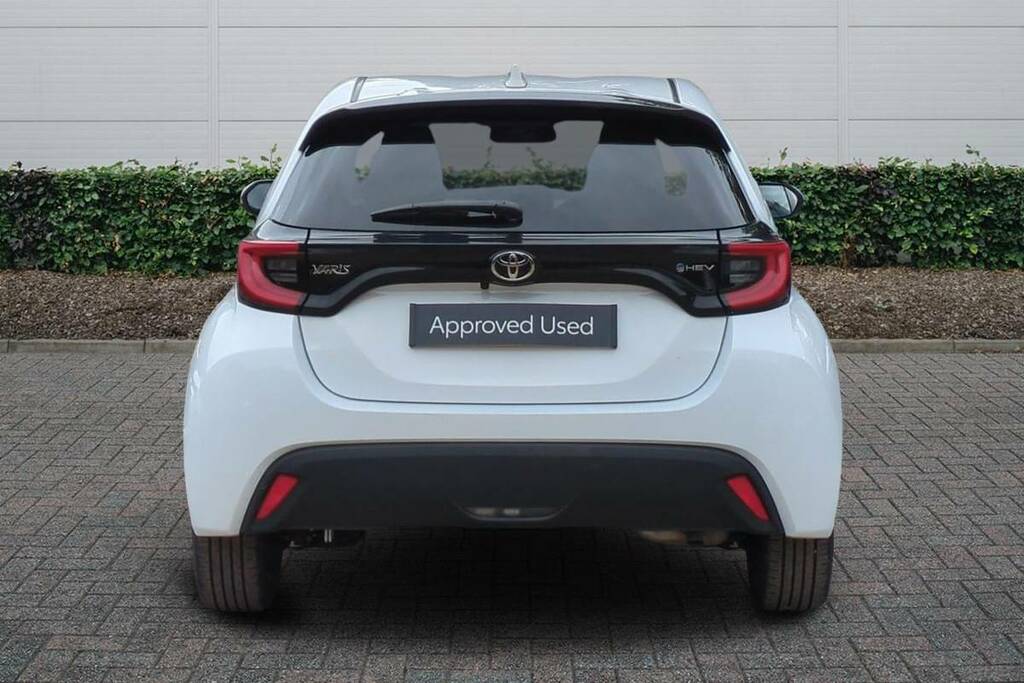 Toyota Yaris 1.5 Hybrid Design Cvt White #4