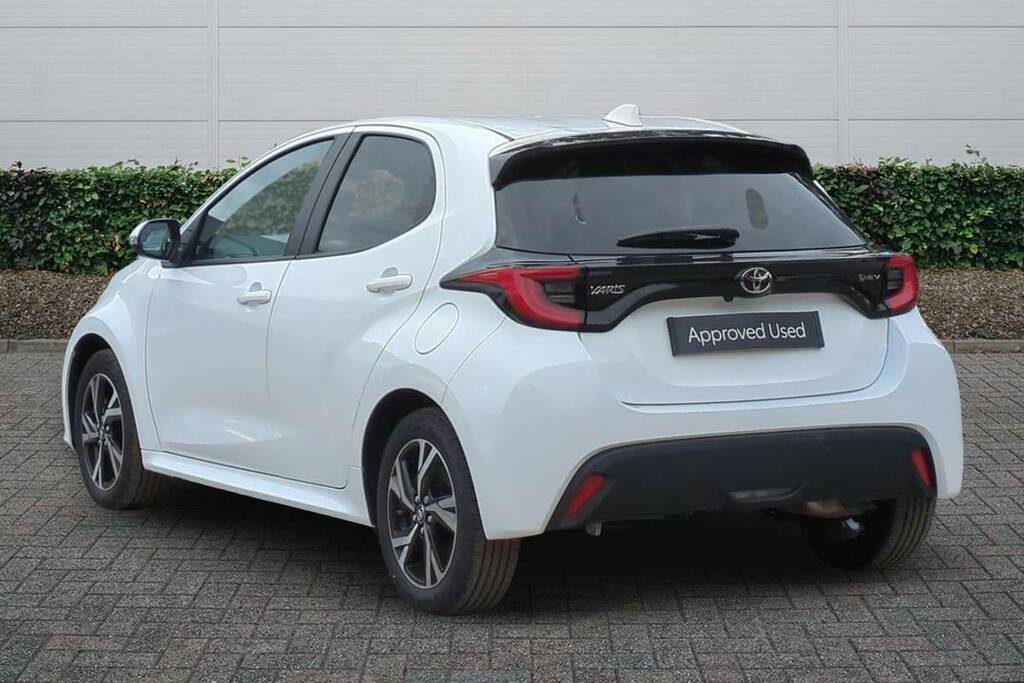 Toyota Yaris 1.5 Hybrid Design Cvt White #2