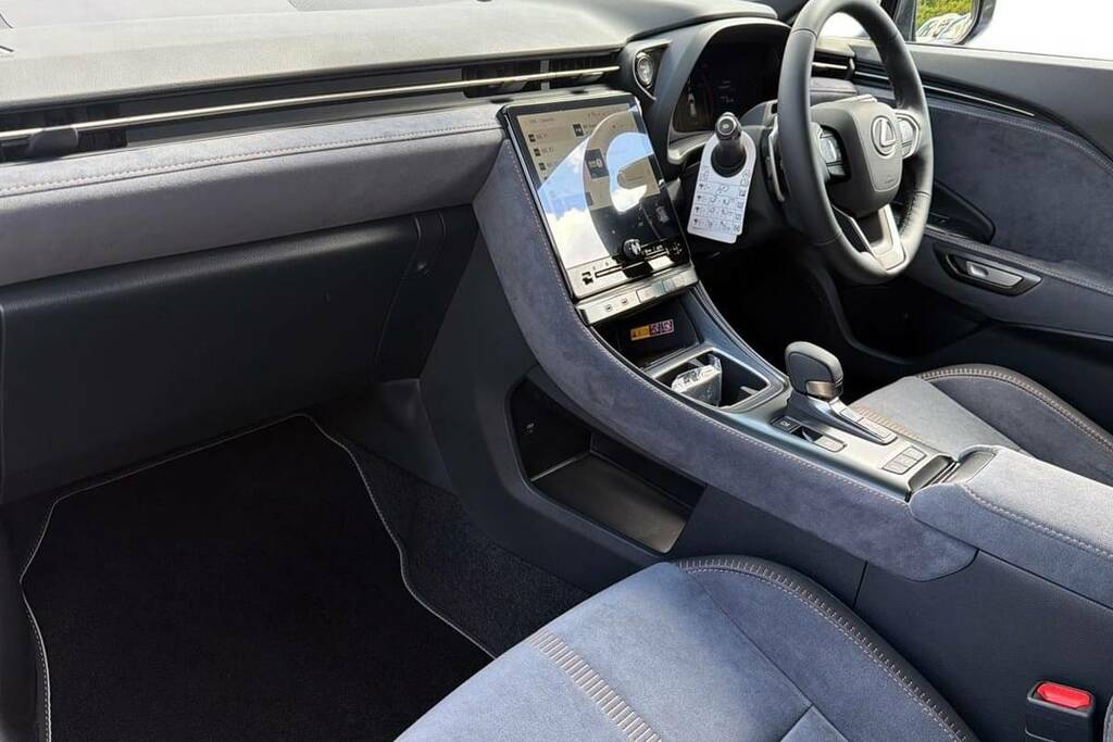 Lexus LBX 1.5 Takumi Design E-cvt #5