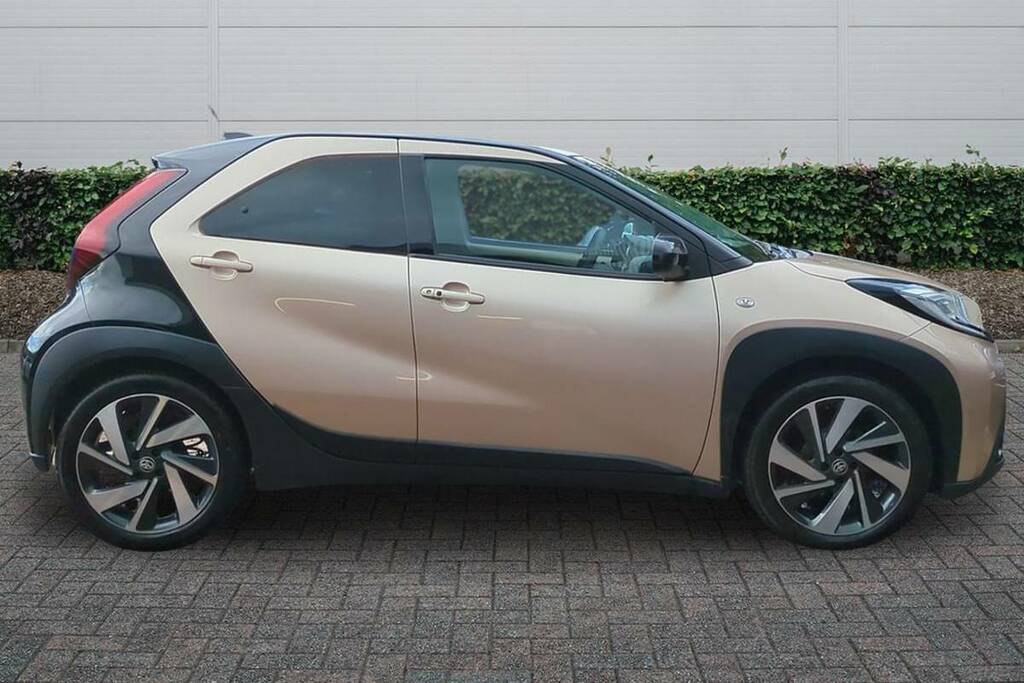 Toyota Aygo X 1.0 Vvt-i Exclusive Beige #4