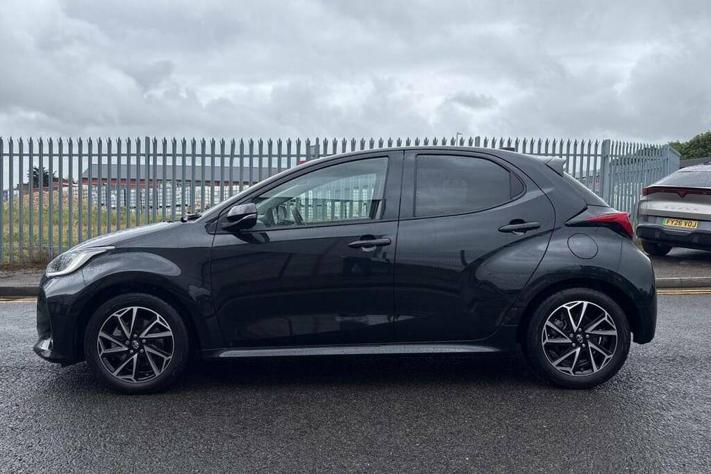 Toyota Yaris 1.5 Hybrid Design Cvt Black #4
