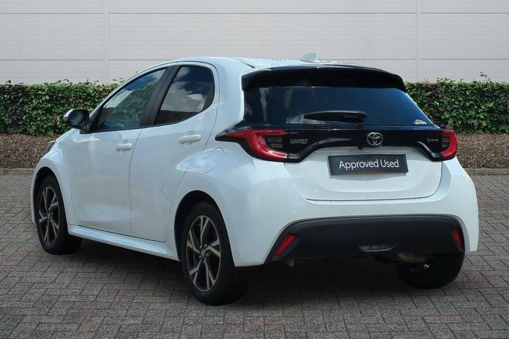 Toyota Yaris 1.5 Hybrid Design Cvt White #2