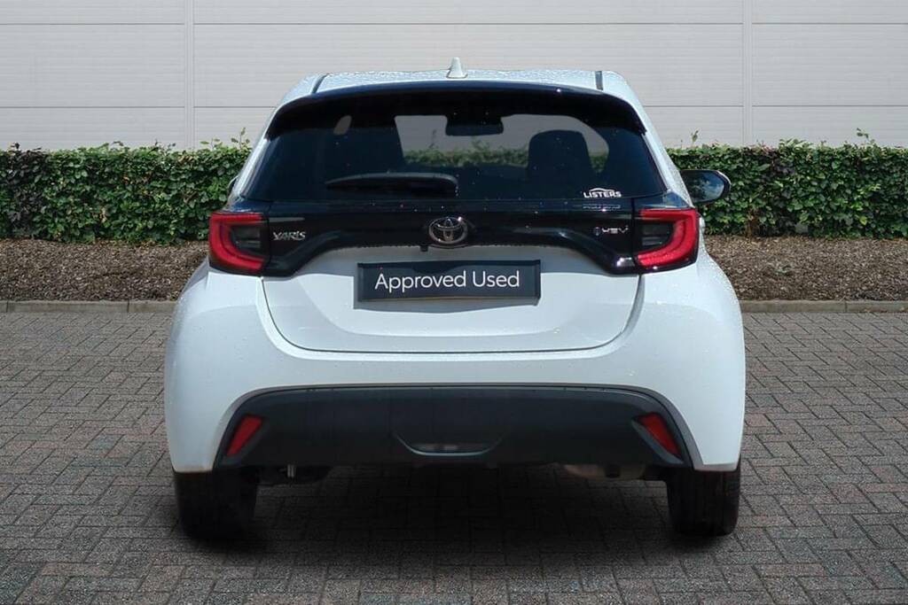 Toyota Yaris 1.5 Hybrid Design Cvt White #4
