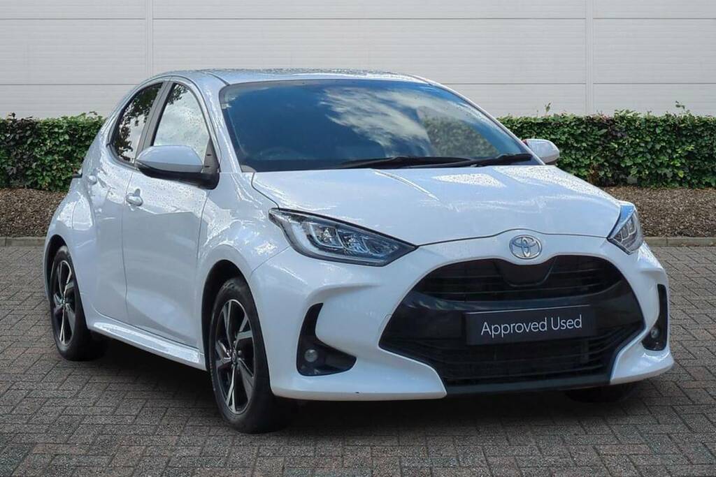 Toyota Yaris 1.5 Hybrid Design Cvt White