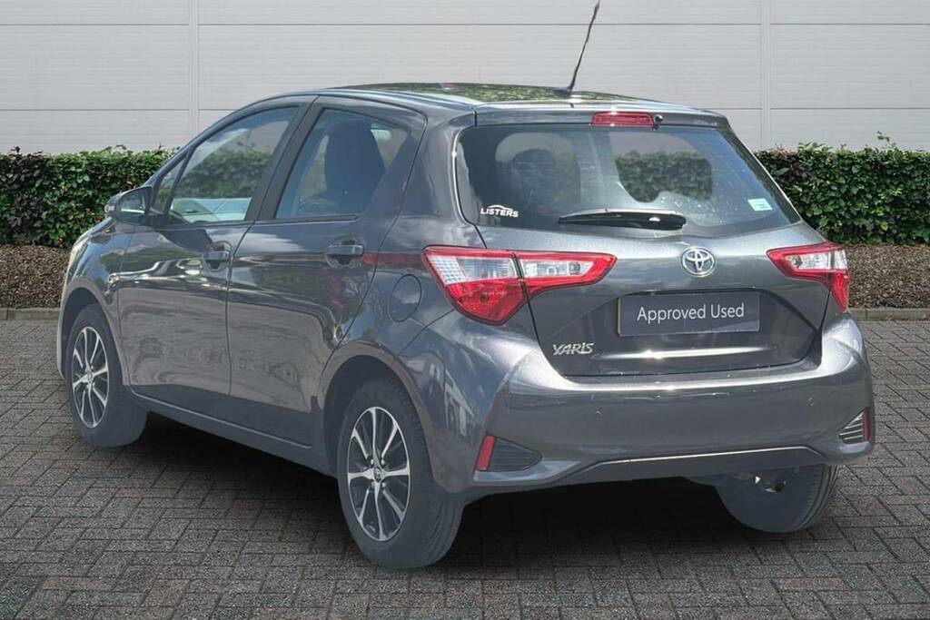 Toyota Yaris 1.5 Vvt-i Icon Tech Grey #2