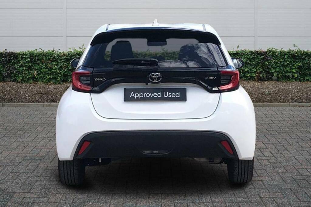 Toyota Yaris 1.5 Hybrid Design Cvt White #4