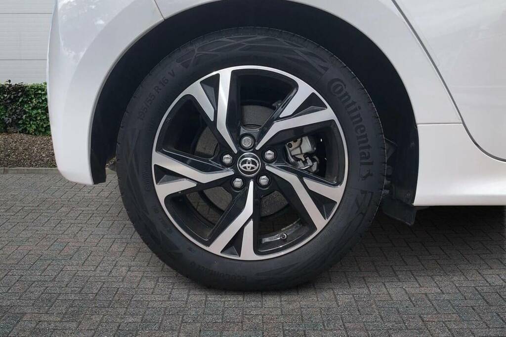 Toyota Yaris 1.5 Hybrid Design Cvt White #6
