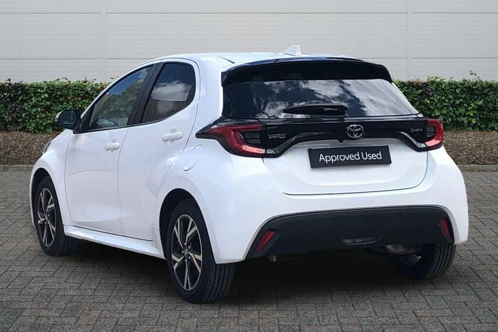 Toyota Yaris 1.5 Hybrid Design Cvt White #2