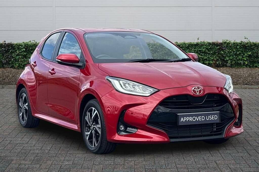 Toyota Yaris 1.5 Hybrid Design Cvt FX74XYY Red