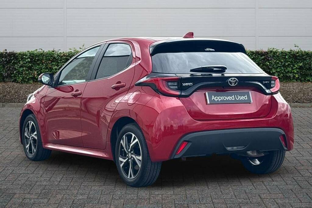 Toyota Yaris 1.5 Hybrid Design Cvt FX74XYY Red #2