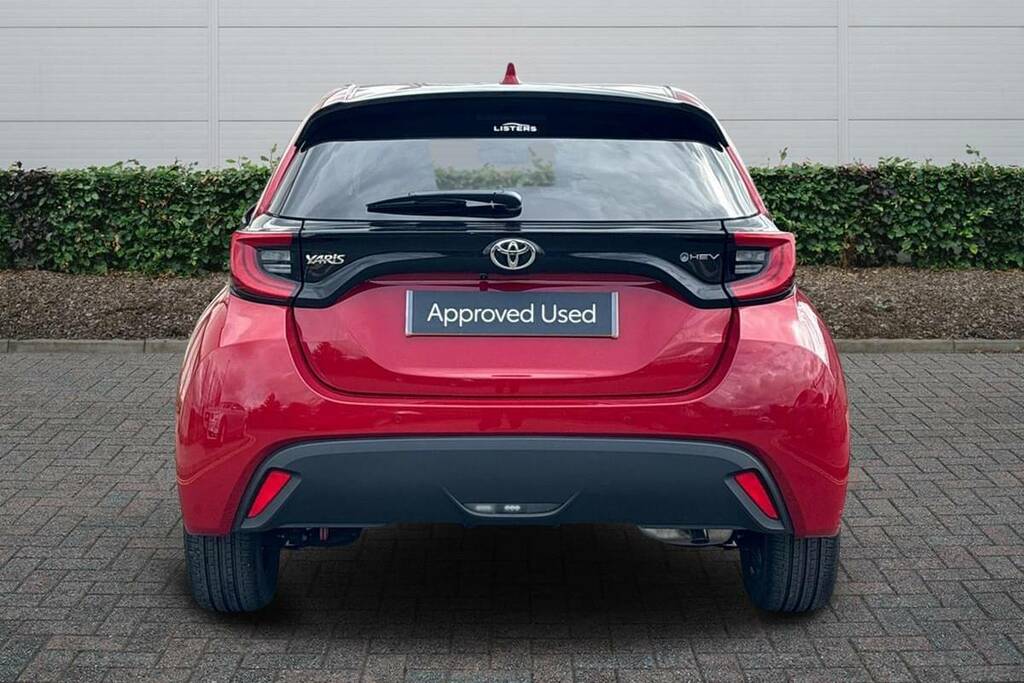 Toyota Yaris 1.5 Hybrid Design Cvt FX74XYY Red #4