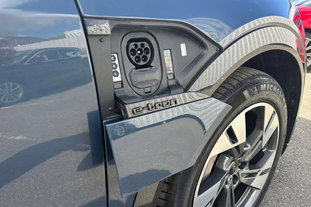 Audi Q8 e tron 250Kw 50 Quattro 95Kwh Sport Blue #6