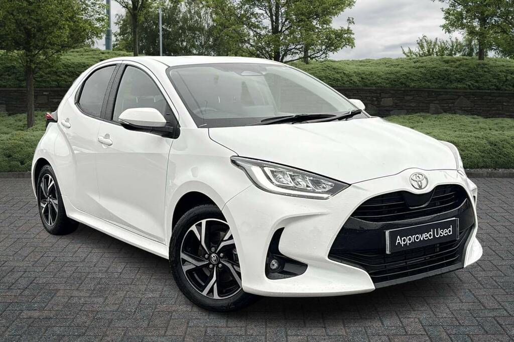 Toyota Yaris 1.5 Hybrid Design Cvt White