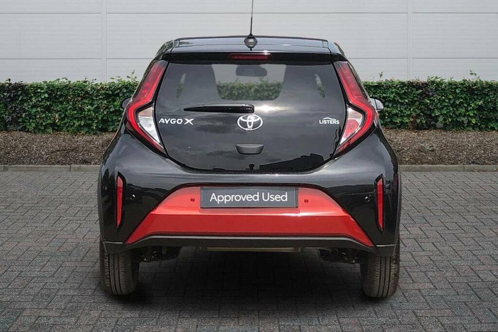 Toyota Aygo X 1.0 Vvt-i Edge Canvasparking Red #4