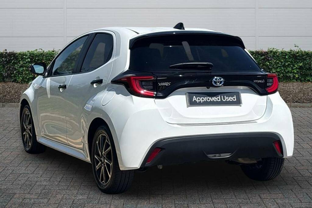 Toyota Yaris 1.5 Hybrid Design Cvt White
