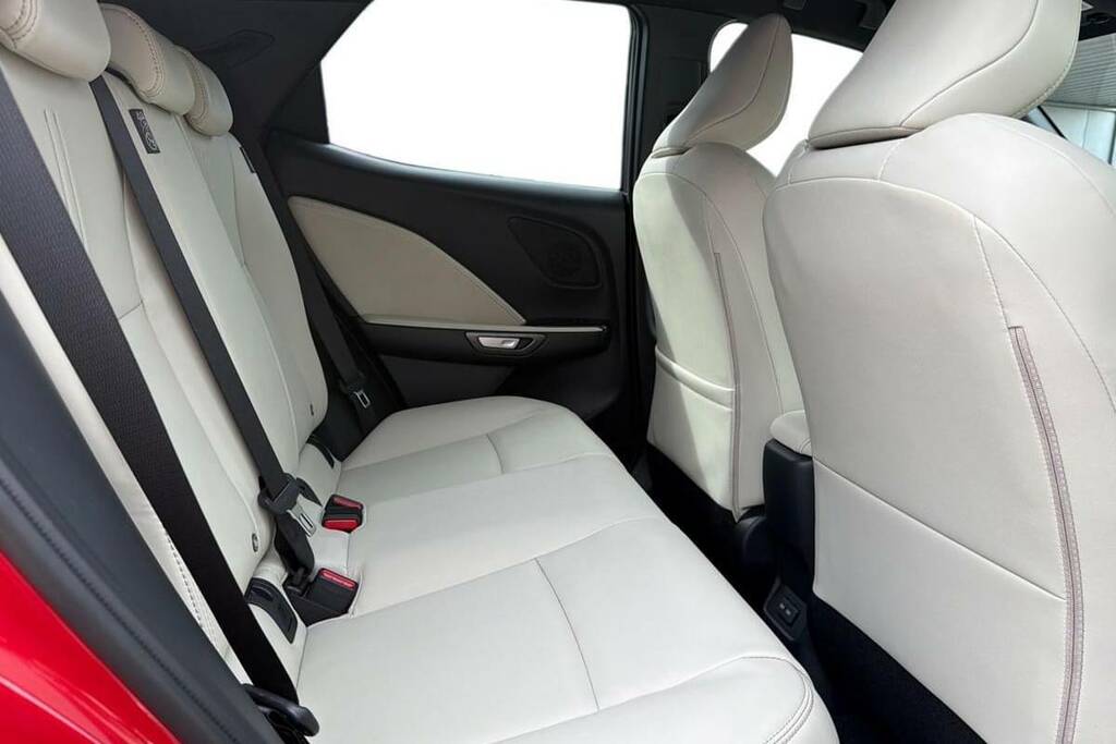 Lexus LBX 1.5 Vibrant Edition E-cvt Bi-tone Red #8