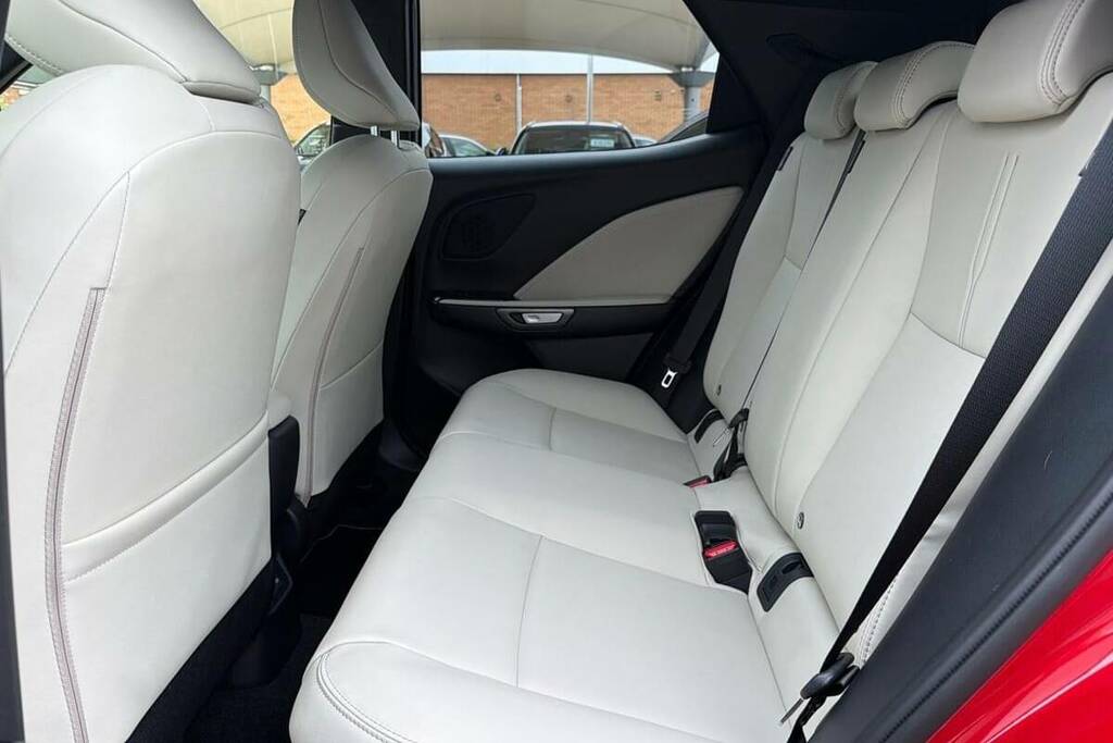Lexus LBX 1.5 Vibrant Edition E-cvt Bi-tone Red #15