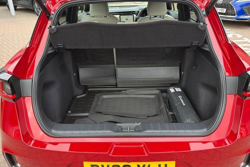 Lexus LBX 1.5 Vibrant Edition E-cvt Bi-tone Red #13