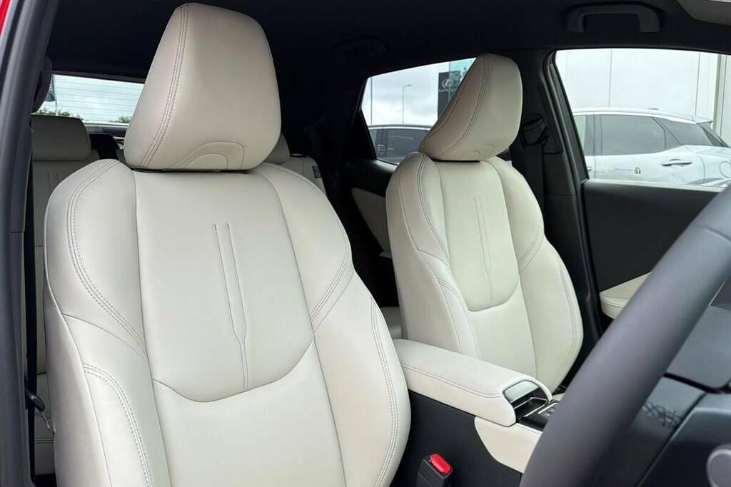 Lexus LBX 1.5 Vibrant Edition E-cvt Bi-tone Red #17