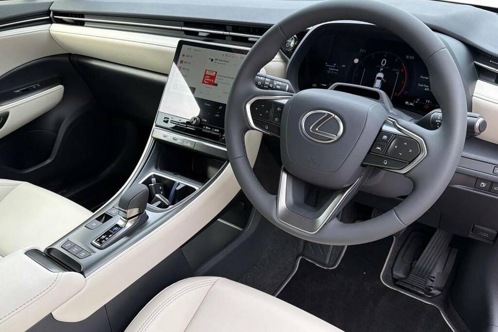 Lexus LBX 1.5 Vibrant Edition E-cvt Bi-tone Red #12