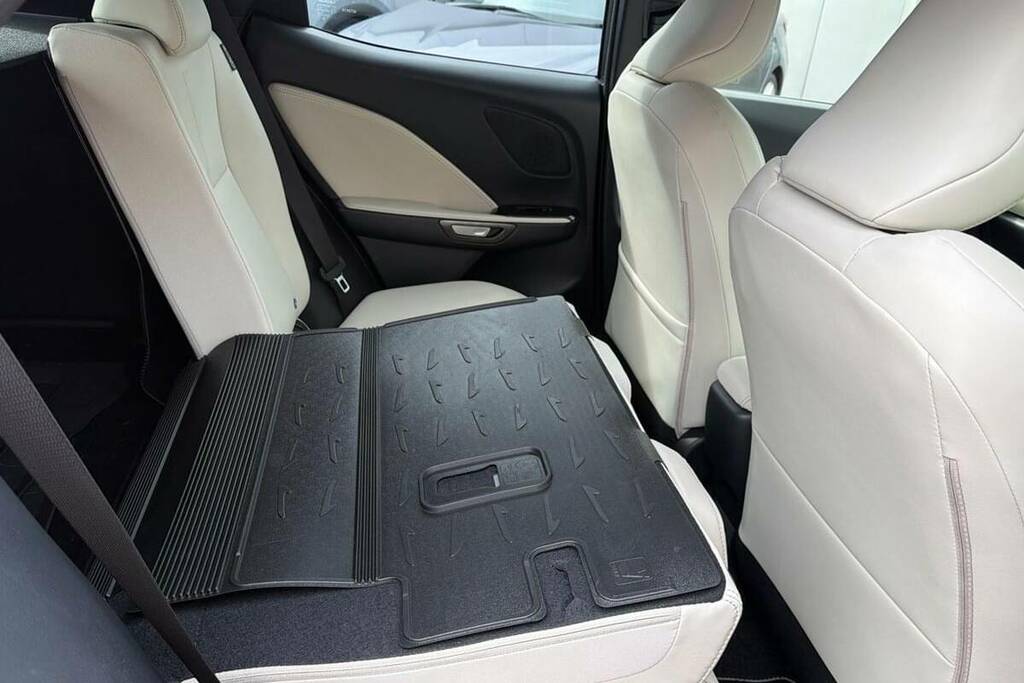 Lexus LBX 1.5 Vibrant Edition E-cvt Bi-tone Red #18