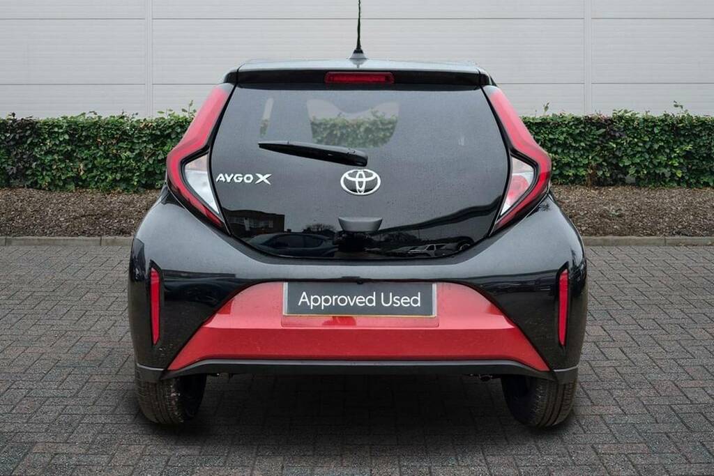 Toyota Aygo X 1.0 Vvt-i Edge Red #4