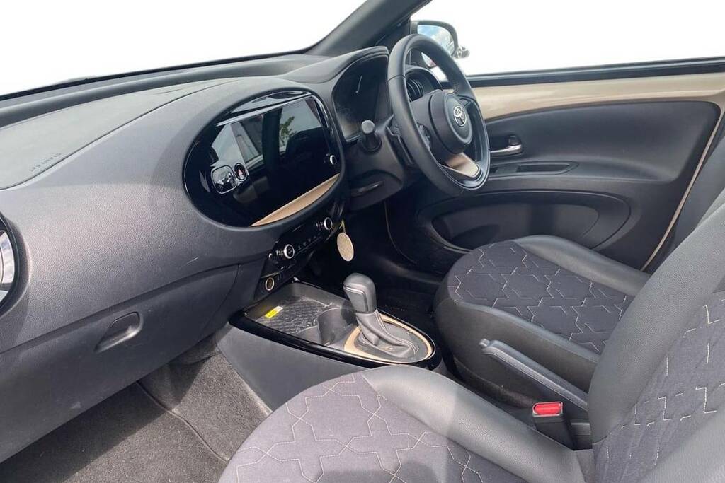 Toyota Aygo X Pure White #7
