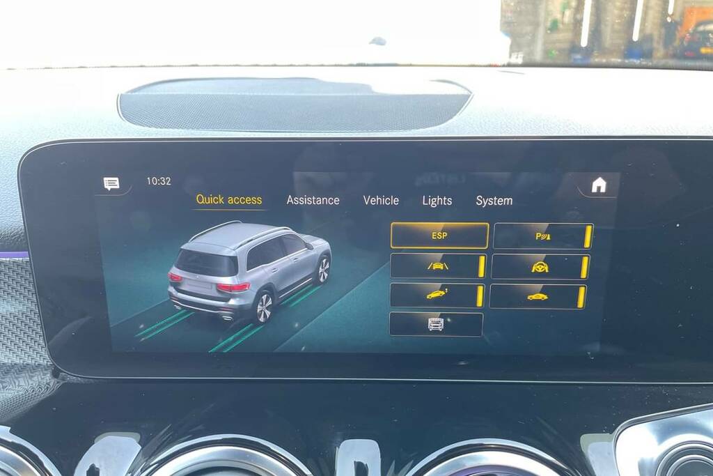 Mercedes-Benz GLB Class Glb 200 Amg Line Premium 7G-tronic Red #18