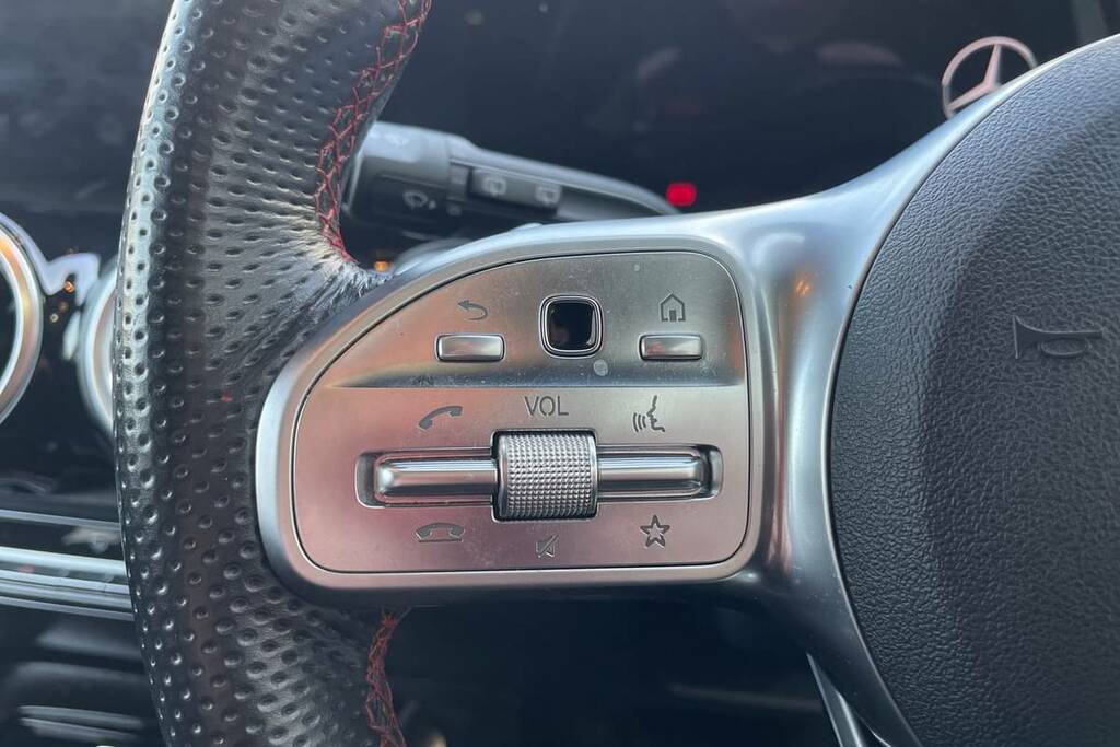 Mercedes-Benz GLB Class Glb 200 Amg Line Premium 7G-tronic Red #15