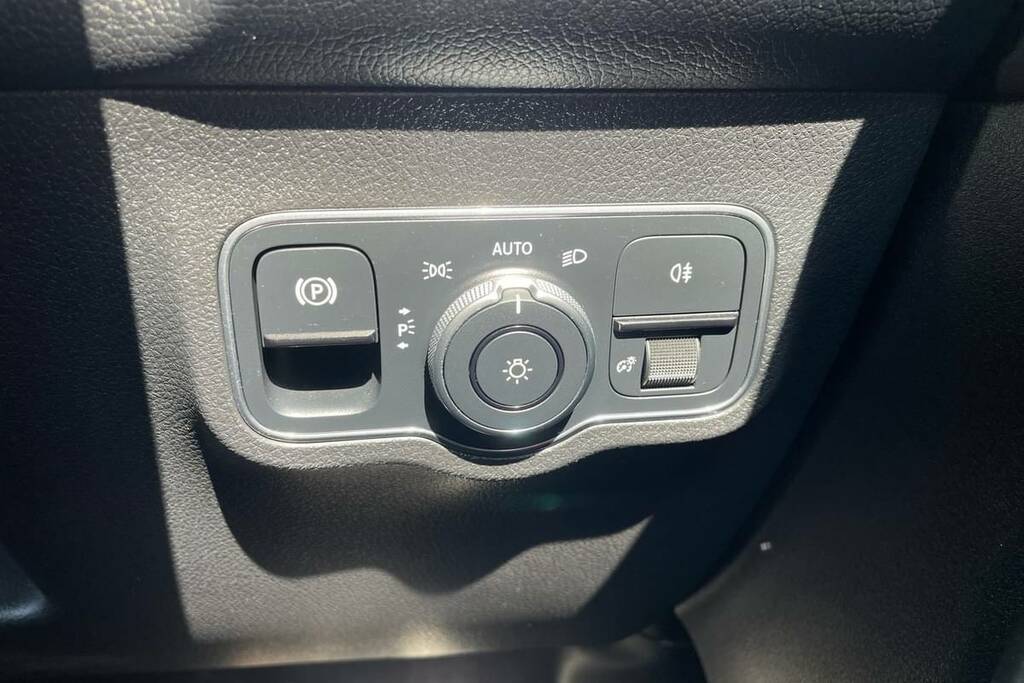 Mercedes-Benz GLB Class Glb 200 Amg Line Premium 7G-tronic Red #16