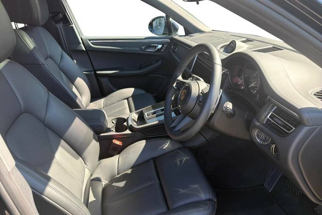 Porsche Macan 5dr Pdk Black #4