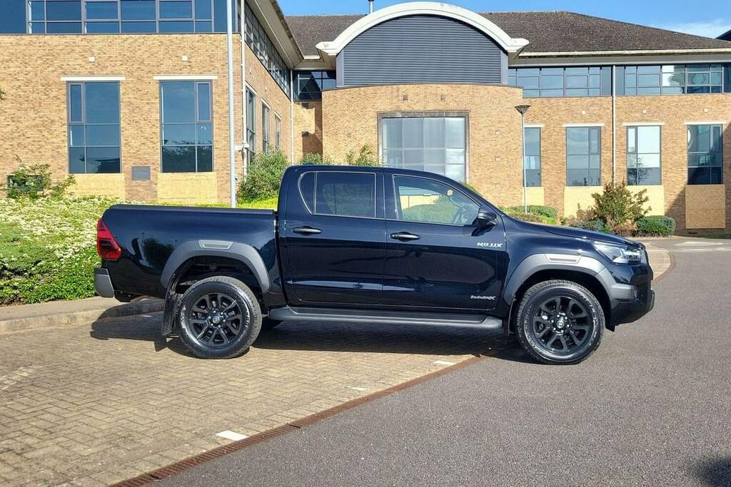 Toyota HILUX Invincible X Dcab Pick Up 2.8 D 48V Black #5
