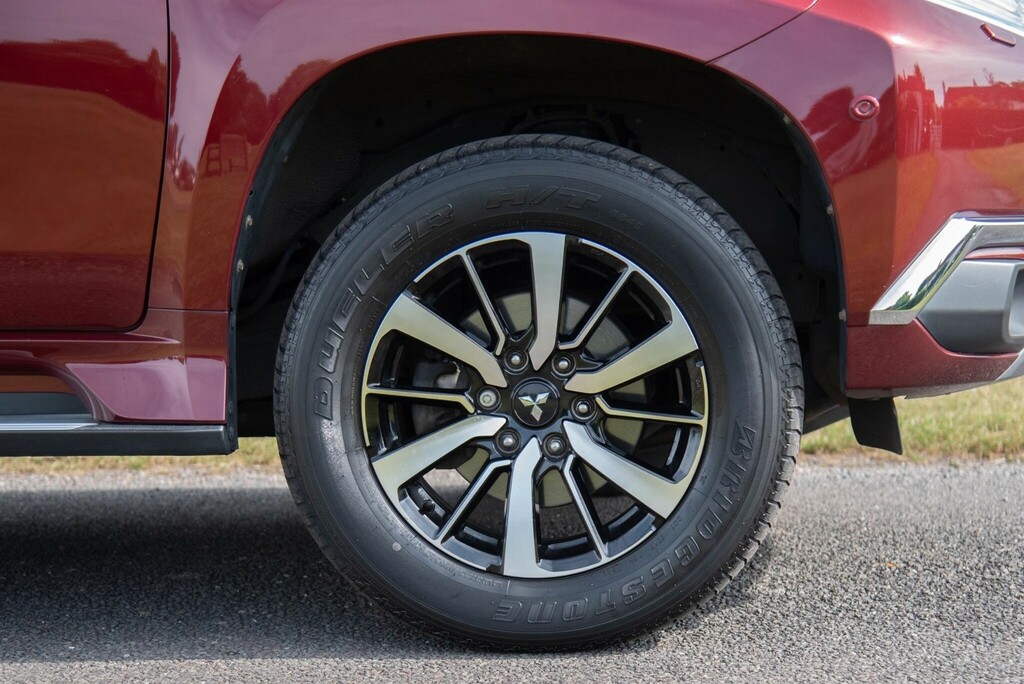 Mitsubishi Shogun Sport 2.4L 4 Grey #8