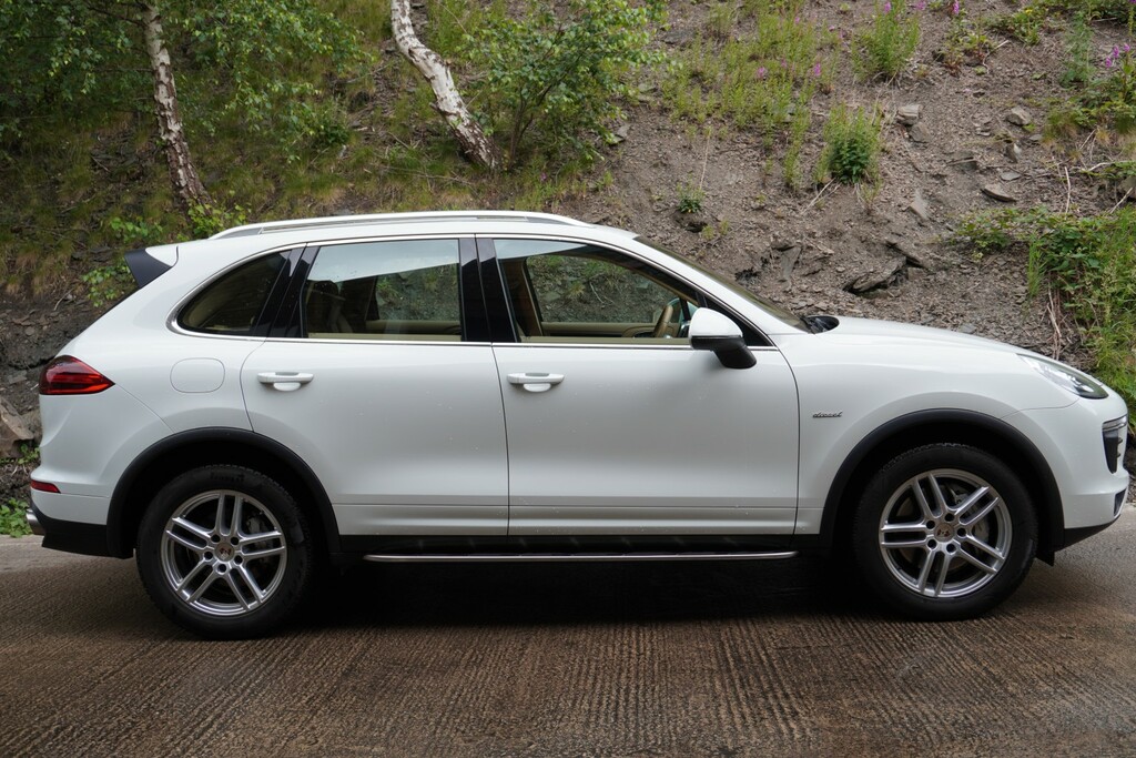 Porsche Cayenne 4.2 Td V8 S White #4