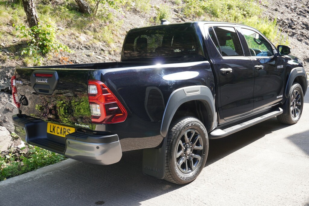 Toyota HILUX 2.8 D-4d Invincible X Black #4