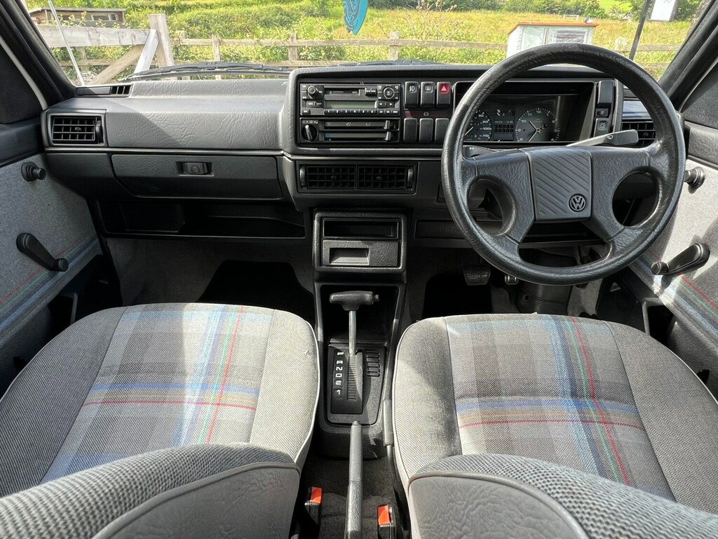Volkswagen Golf 1.6Driver 5dr Red #23