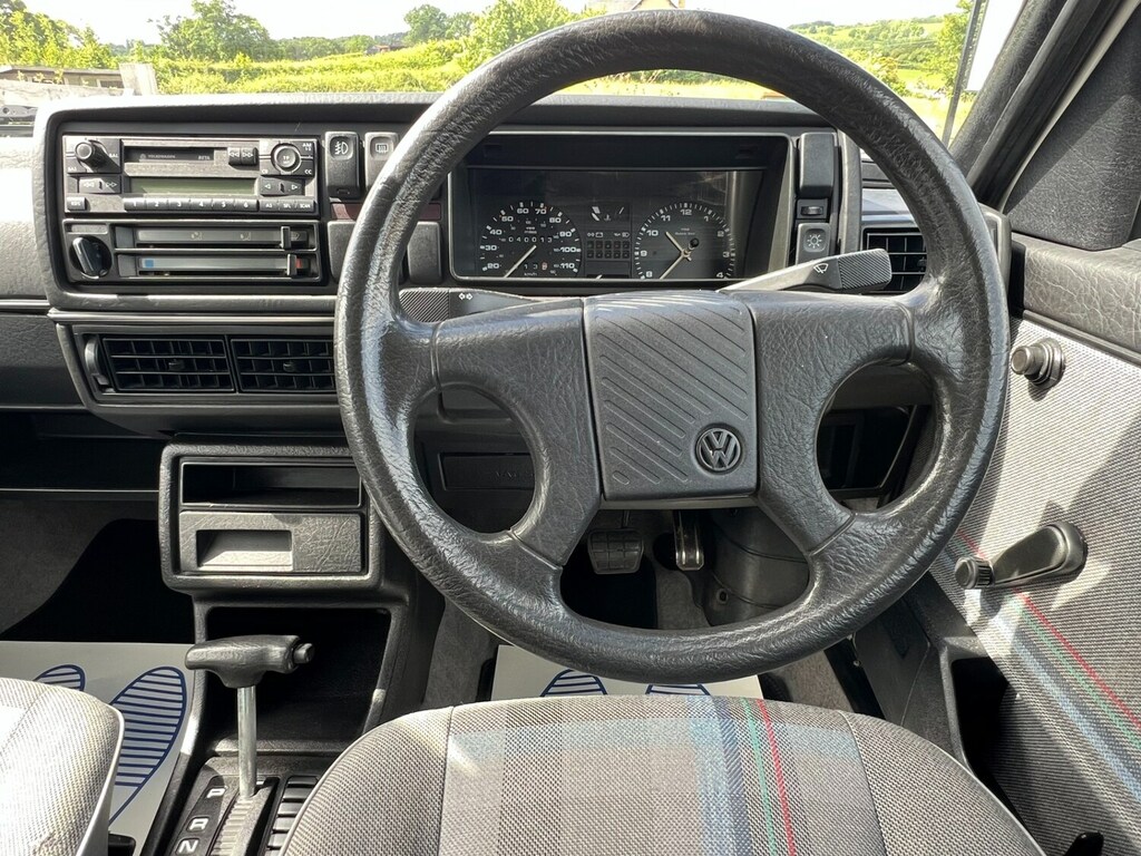 Volkswagen Golf 1.6Driver 5dr Red #22