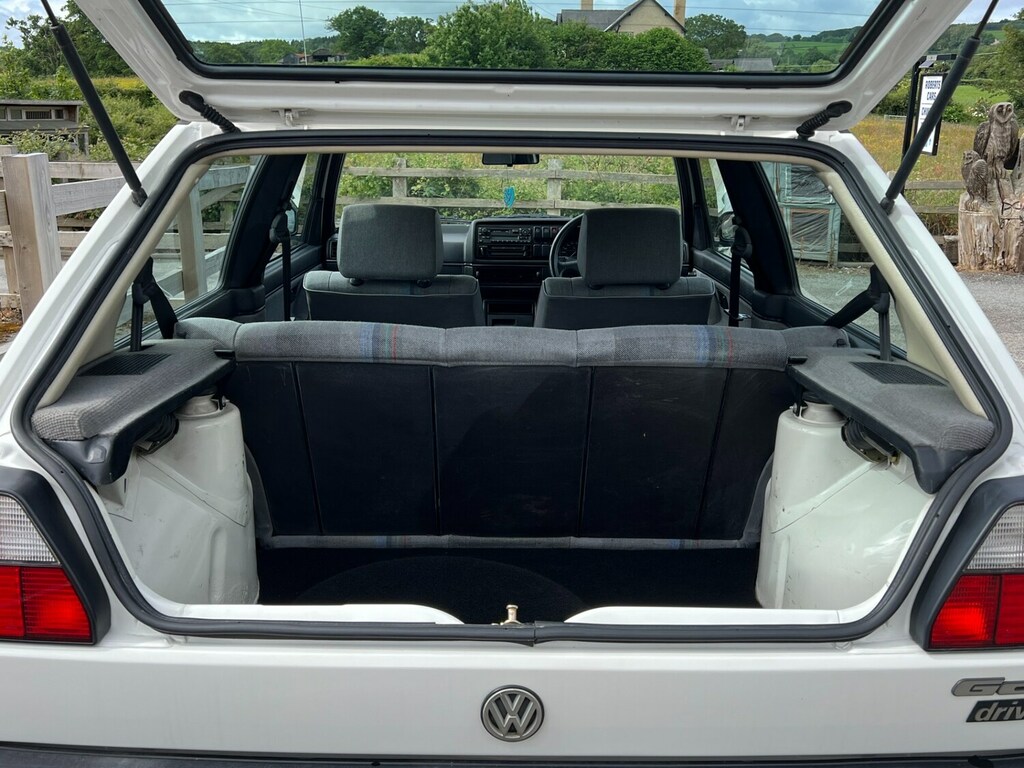 Volkswagen Golf 1.6Driver 5dr Red #17